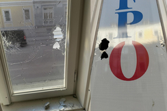 ein Bild von den Beschädigungen der Glasscheiben