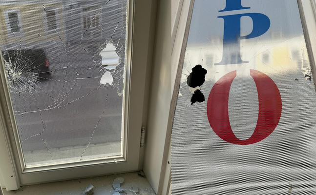 ein Bild von den Beschädigungen der Glasscheiben