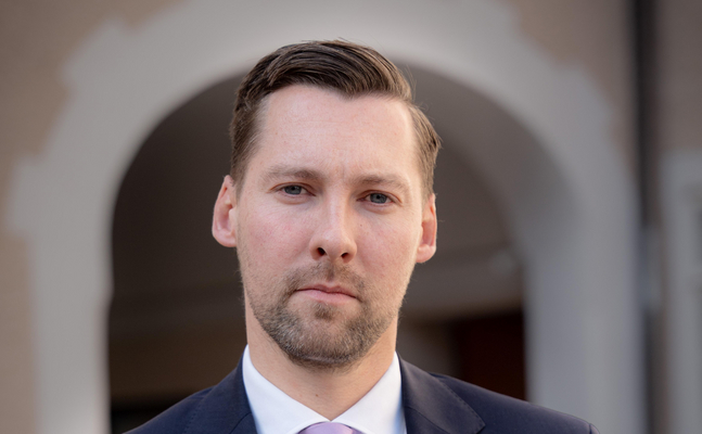 „Ein Tierheim für Tiere in Not darf niemals zur Dauerverwahrstelle aus überzogener Vorsicht werden“, erklärt der freiheitliche Tierschutzsprecher LAbg. Dominic Maier angesichts vermehrter Beschwerden über die Vergabepraxis des Tierschutzvereins für Stadt und Land Salzburg. „Selbstverständlich muss vor jeder Vermittlung sorgfältig geprüft werden, ob ein künftiger Tierhalter die notwendigen Voraussetzungen erfüllt. Niemand verlangt, Tiere ohne Beratung und Kontrolle an den Erstbesten abzugeben. Zwischen einer verantwortungsvollen Auswahl und einer nahezu unüberwindbaren Vermittlungshürde liegt allerdings ein gewaltiger Unterschied. Wer bereit ist, einem Tier dauerhaft ein liebevolles und artgerechtes Zuhause zu geben, darf nicht grundsätzlich wie ein ungeeigneter Bittsteller behandelt werden.“ Auf seiner Homepage erklärt das Tierheim ausdrücklich, es reicht nicht aus, wenn Interessenten sagen: „Ich liebe Tiere“ oder „Ich will ein Tier retten“. Vorgesehen sind unter anderem ein persönliches Vorgespräch mit allen Familienmitgliedern sowie eine anschließende Besichtigung des künftigen Platzes. „Die Liebe zu Tieren ersetzt natürlich nicht die Prüfung der tatsächlichen Lebensumstände. Sie ist aber wohl die wichtigste Grundvoraussetzung dafür, überhaupt Verantwortung für ein Tier übernehmen zu wollen. Diese Motivation von vornherein geringzuschätzen, ist völlig unangebracht“, kritisiert Maier. Die Kontrollen müssen nachvollziehbar, verhältnismäßig und auf das konkrete Tier abgestimmt sein, anstatt jeden Bewerber einem pauschalen Misstrauensprogramm zu unterziehen. Widersprüchlich ist, dass das Tierheim in seinem eigenen Leitbild festhält, für die aufgenommenen Tiere soll „ehestmöglich ein guter Platz für immer“ gefunden werden. „Genau daran muss sich die Einrichtung messen lassen. Auch das engagierteste Tierheim kann ein geeignetes privates Zuhause nicht ersetzen. Dauerhafter Lärm, zahlreiche andere Tiere, wechselnde Bezugspersonen und die Unterbringung in einem Heim sind für ein vermittelbares Tier sicherlich nicht besser als ein verantwortungsvoller Platz bei Menschen, die sich bewusst für dieses Tier entschieden haben“, betont Maier. Wie maßlos die Kriterien ausgelegt werden, zeigt der Fall eines Bewerbers, dem eine Katze verweigert wurde, weil sein Haus an einer Straße liegt. „Wenn bereits die bloße Nähe zu einer Straße als Ausschlussgrund gilt, dürfte in Österreich praktisch kein Haus mehr für eine Katzenhaltung geeignet sein“, kritisiert Maier. „Denn 100 Prozent der Häuser in Österreich liegen an einer Straße!“ Kritik an der Vermittlungspraxis des Salzburger Tierheims wurde bereits wiederholt öffentlich geäußert. Bereits in den Jahren 2010, 2016 und 2020 berichteten Medien über Beschwerden, wonach geeignete Interessenten abgewiesen und Tiere zu selten weitervermittelt würden. Der Verein wies diese Vorwürfe jeweils zurück. „Wenn sich dieselben Beschwerden jedoch über viele Jahre hinweg wiederholen, darf man sie nicht einfach als Unverständnis oder unangemessenes Auftreten einzelner Interessenten abtun“, erklärt Maier. Der freiheitliche Tierschutzsprecher fordert daher transparente und überprüfbare Vergabekriterien, nachvollziehbare Begründungen bei Ablehnungen sowie eine Offenlegung der jährlichen Vermittlungszahlen und der durchschnittlichen Aufenthaltsdauer. „Wo öffentliche Mittel eingesetzt werden, muss auch die öffentliche Hand genau hinsehen. Tierwohl darf kein Totschlagargument sein, mit dem jede noch so fragwürdige Ablehnung gerechtfertigt wird. Das Ziel muss lauten, so viel sorgfältige Kontrolle wie notwendig, aber auch so rasche Vermittlung wie möglich. Denn das beste Tierheim bleibt immer nur die zweitbeste Lösung nach einem guten Zuhause“, so Maier, der für nächste Woche Gespräche mit dem Salzburger Tierheim ankündigt.