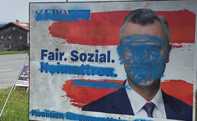 Ein Foto von einem beschädigten Plakat im Flachgau
