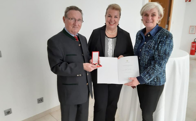 Ein Foto von Herbert Winter, BM Mag. Beate Hartinger-Klein und BR Marlies Steiner-Wieser